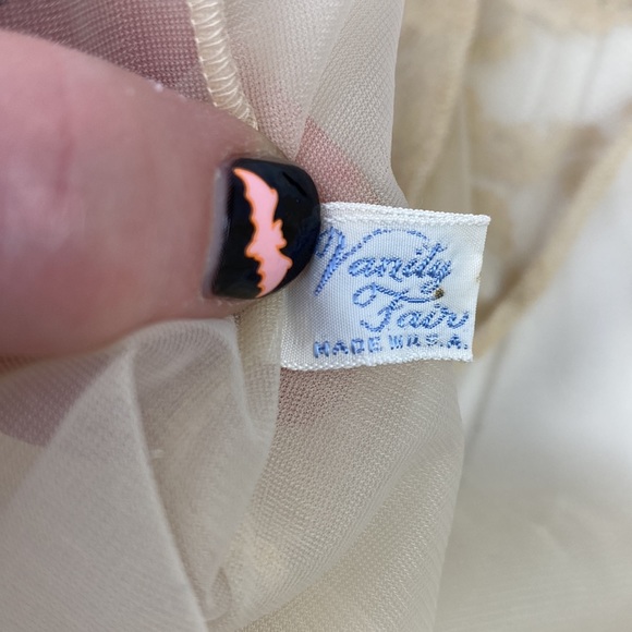 Vintage Vanity Fair lace and nylon nightie with sleeveless matching robe… - Picture 8 of 14